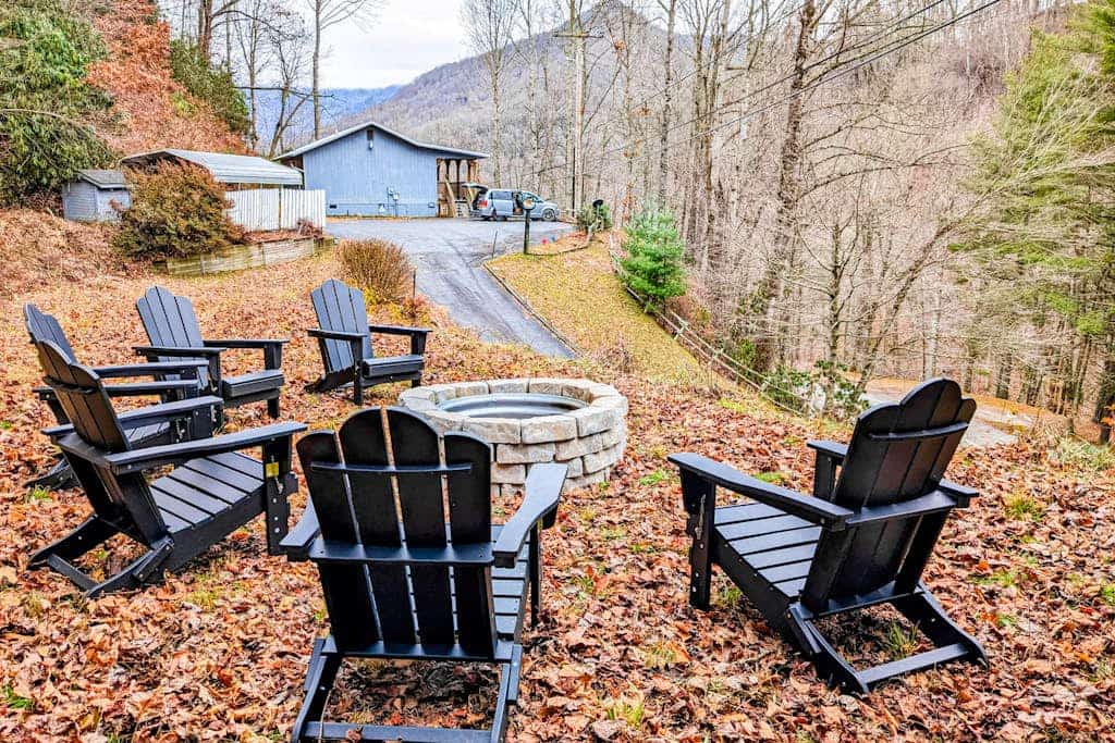 Artsy mountain home with large covered deck, AC, & amazing views - close to town