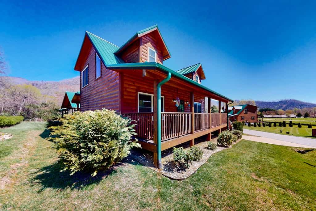 Pristine mountain home with fireplace, gorgeous views, W/D, grill, & deck