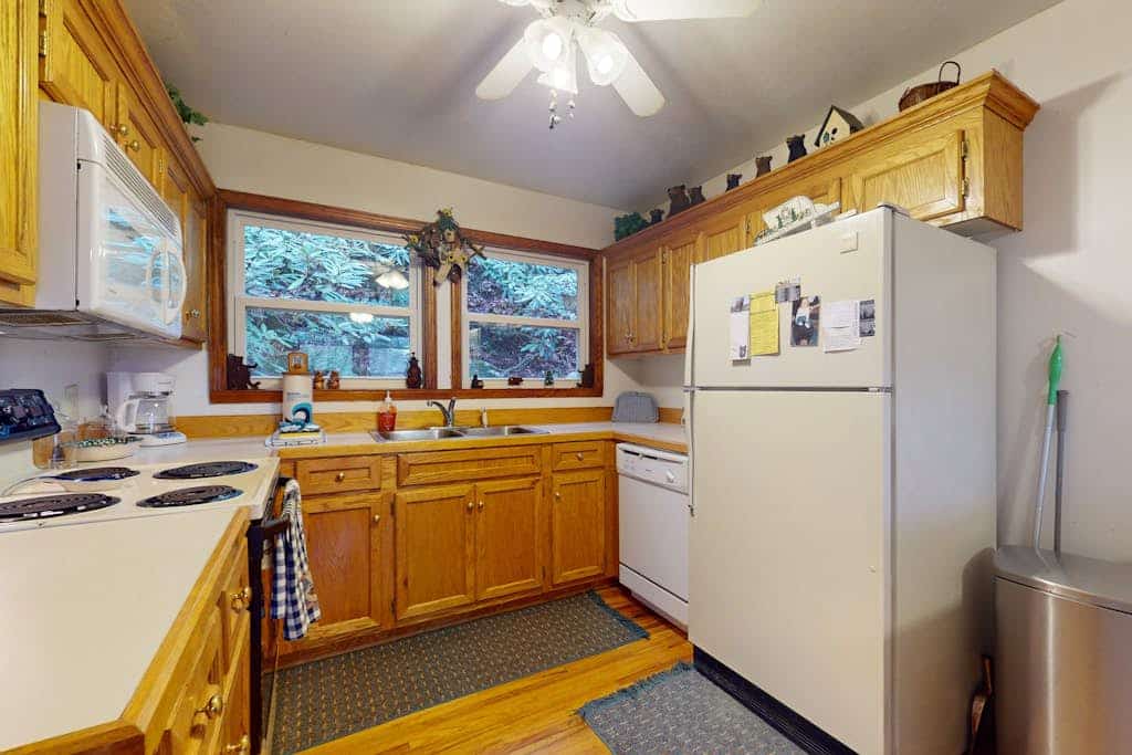 Charming 3BR home in Scaly Mountain with a full kitchen and high speed internet