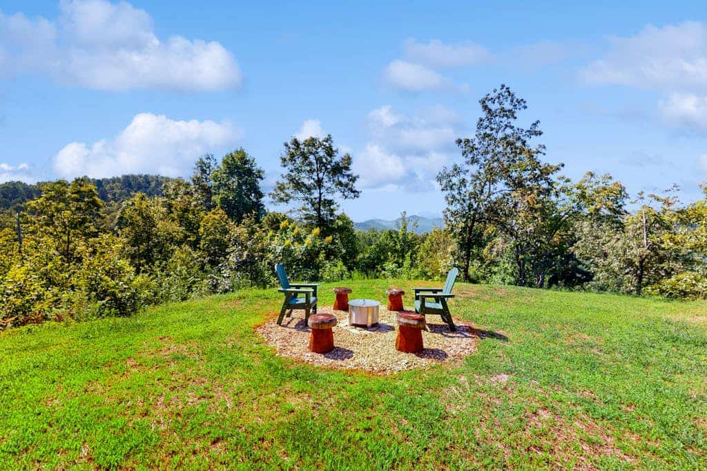 Cozy 1BR Cabin near Franklin, NC with Views, Grill, Full Kitchen and Wifi