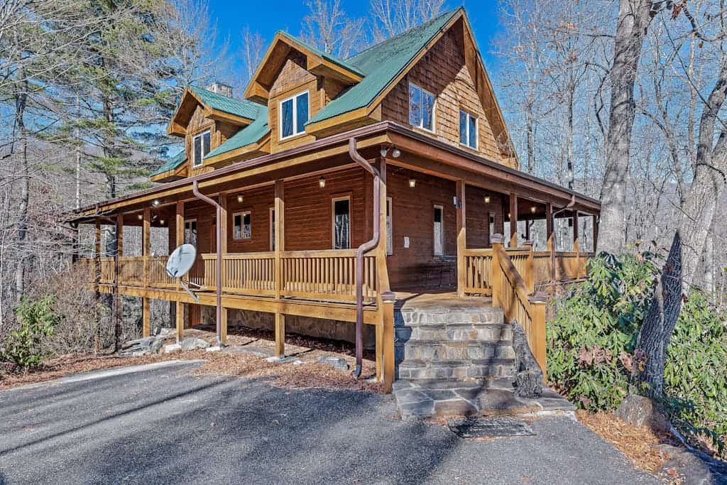 Mountain cabin with wrap-around balcony, games, fireplace, & children's items