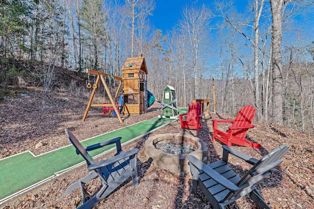 Mountain cabin with wrap-around balcony, games, fireplace, & children's items
