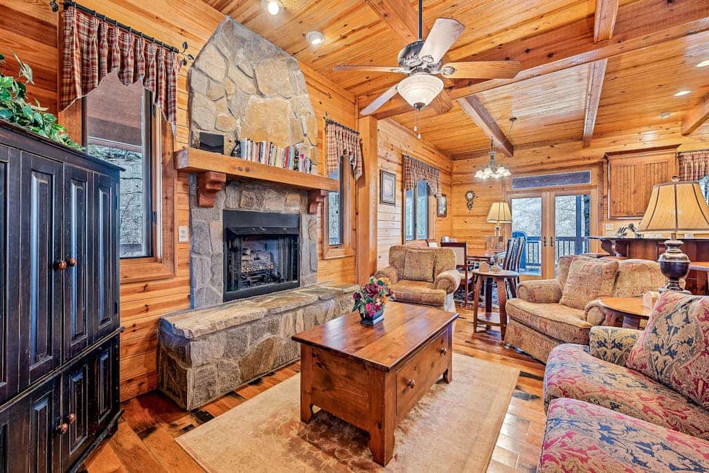 Mountain cabin with wrap-around balcony, games, fireplace, & children's items