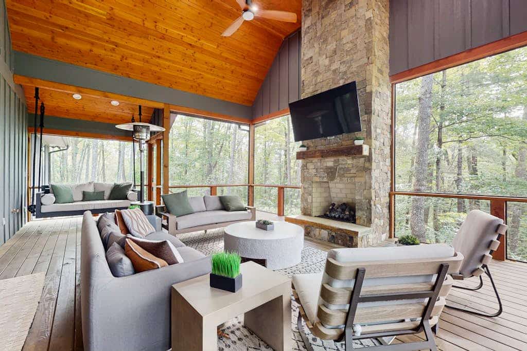 Charming 5BR house with Full Kitchen, HUGE screened in porch and Gas Grill