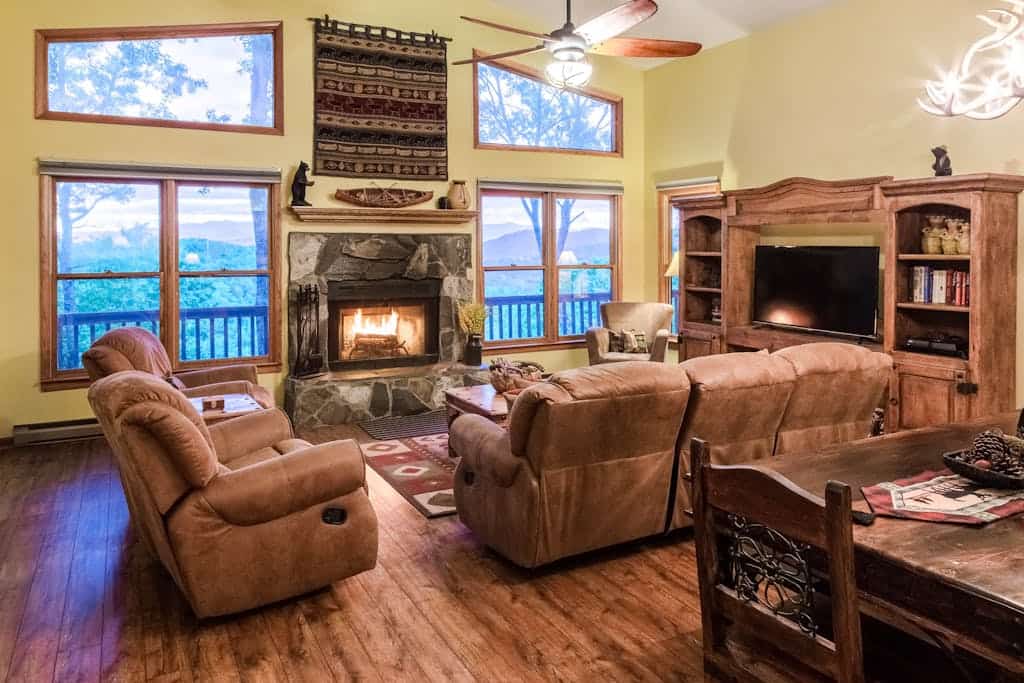 Cedar log home paradise w/ mountain views - billiards and foosball
