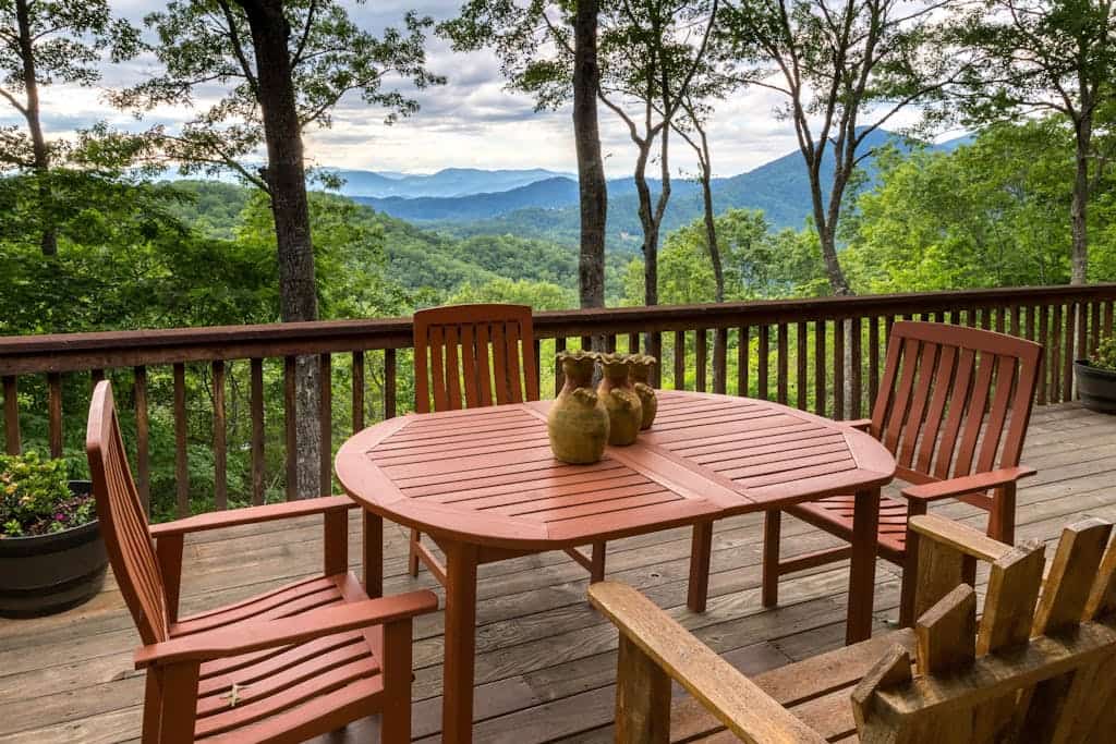 Cedar log home paradise w/ mountain views - billiards and foosball