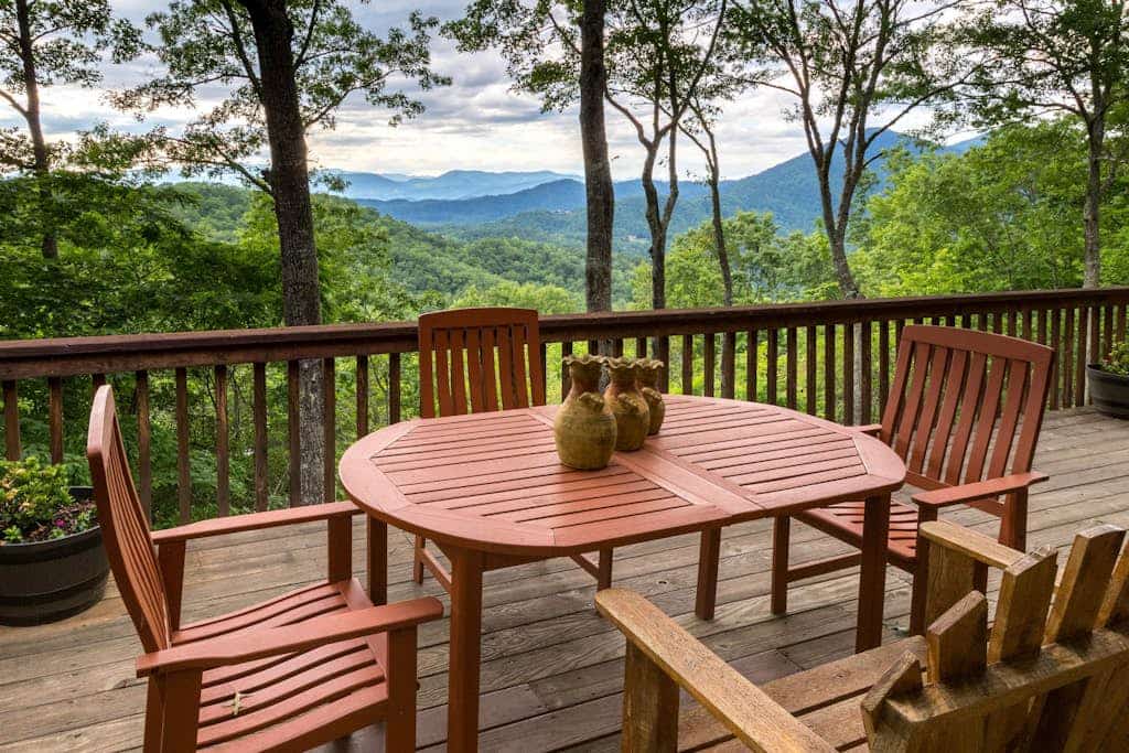 Cedar log home paradise w/ mountain views - billiards and foosball