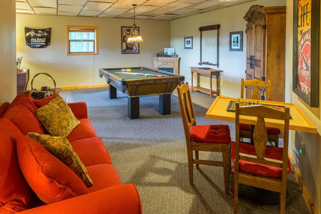 Cedar log home paradise w/ mountain views - billiards and foosball