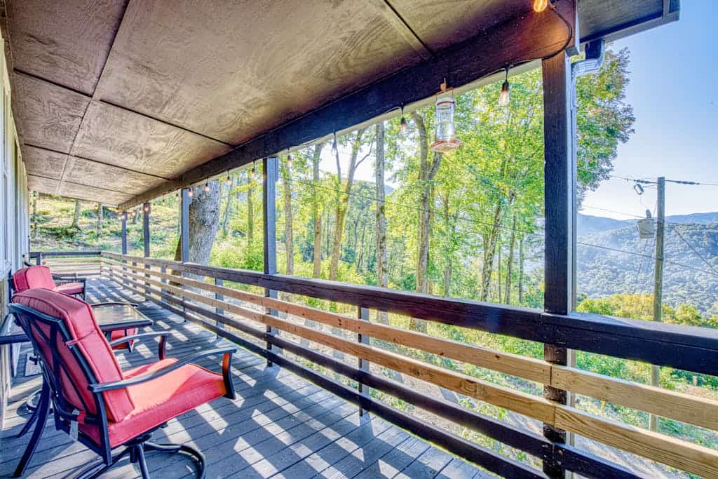 Private mountain getaway with firepit, amazing views & EV charger - dog-friendly
