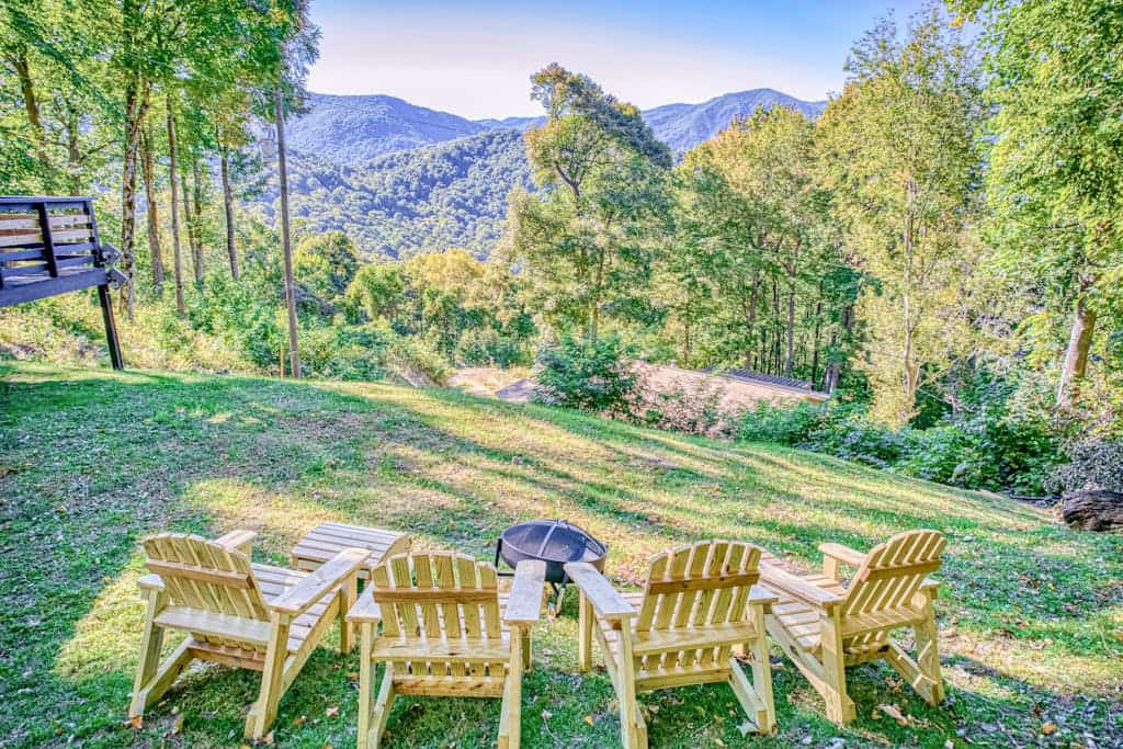 Private mountain getaway with firepit, amazing views & EV charger - dog-friendly