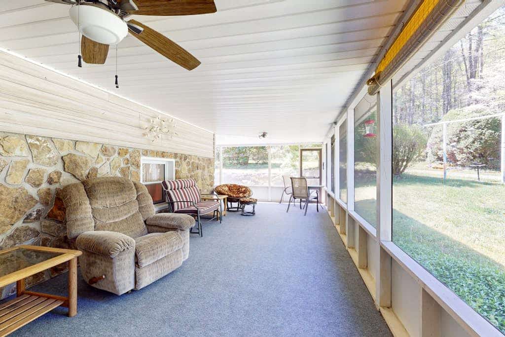 Secluded home on 13 acres with jetted tub, screened porch & wildlife sightings