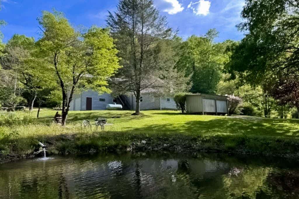 Secluded home on 13 acres with jetted tub, screened porch & wildlife sightings