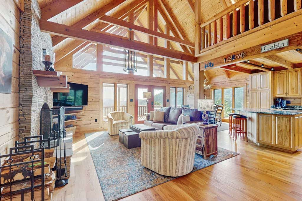 Mountain Top Cabin with Fireplace, Central A/C, Full Kitchen, and WIFI