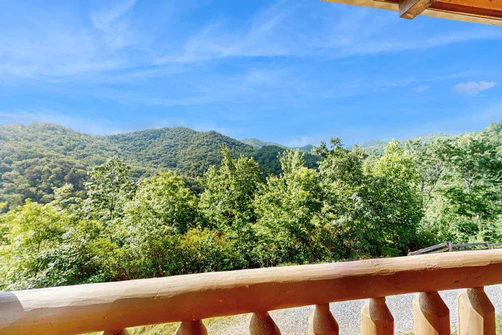 Mountain Top Cabin with Fireplace, Central A/C, Full Kitchen, and WIFI