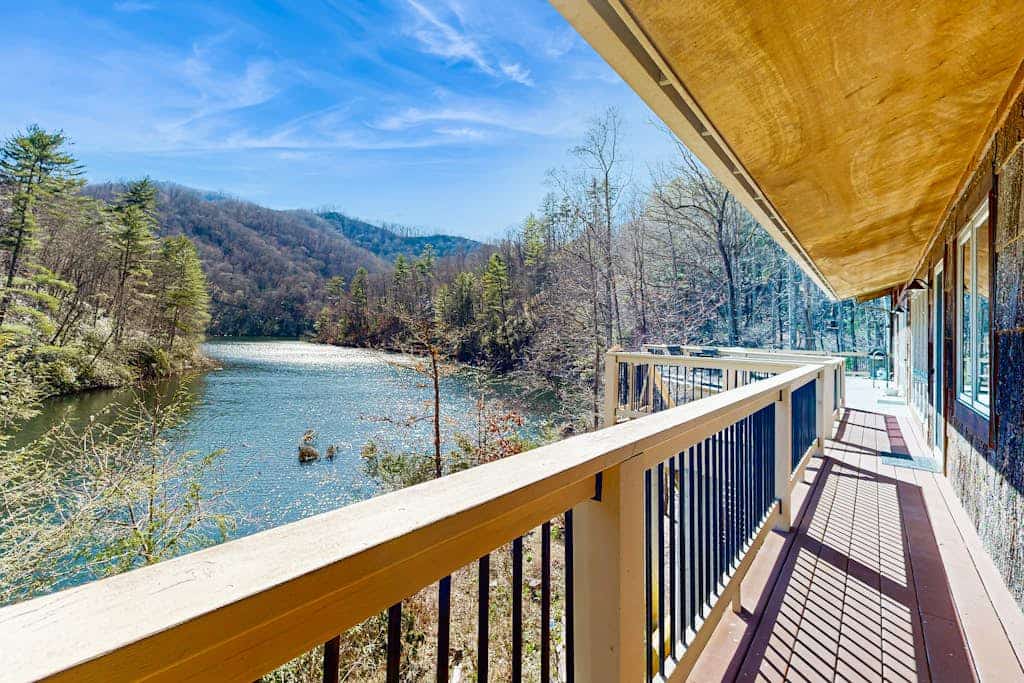 Private eco-retreat with screened porch, play area, & wood stove