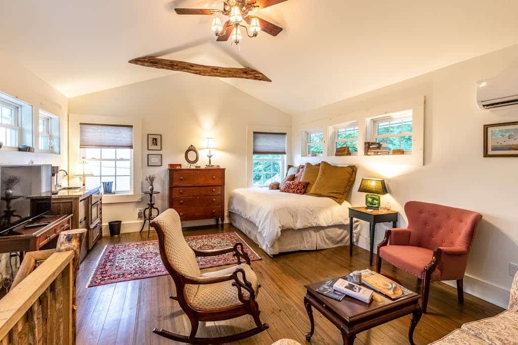 Fabulous escape with firepit, stylish interior & central AC - near hiking