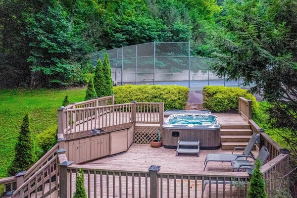 Spectacular Wooded Estate W/ Private Hot Tub, Veranda & Pool Table