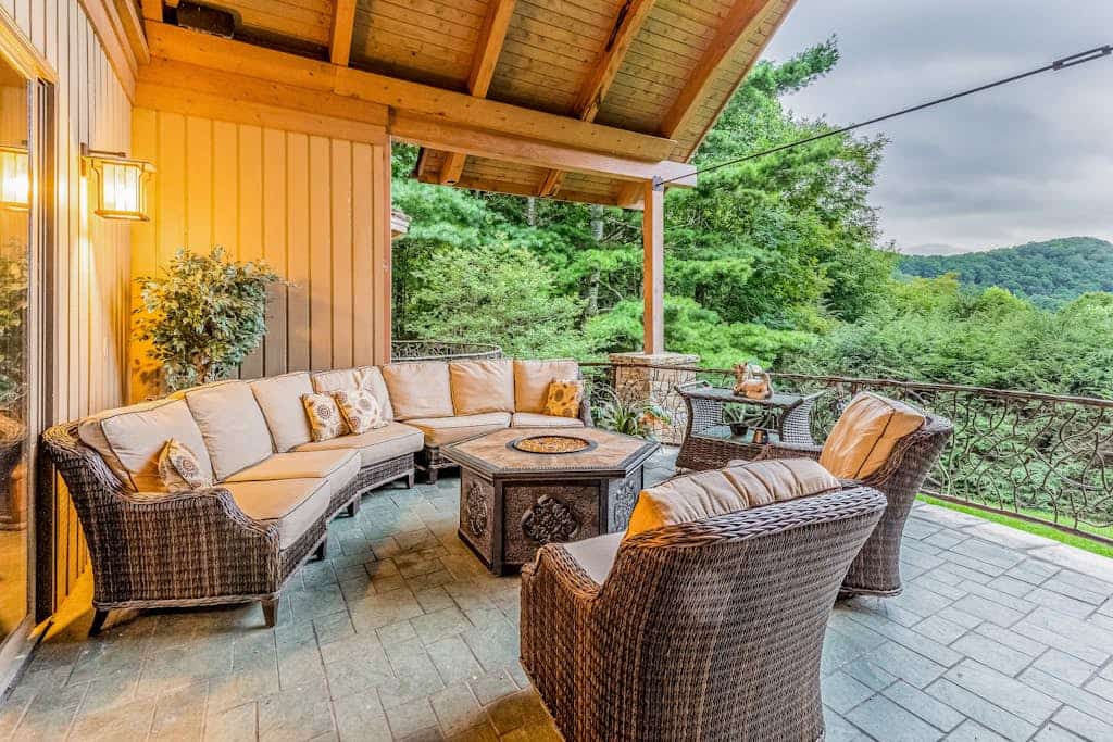 Spectacular Wooded Estate W/ Private Hot Tub, Veranda & Pool Table
