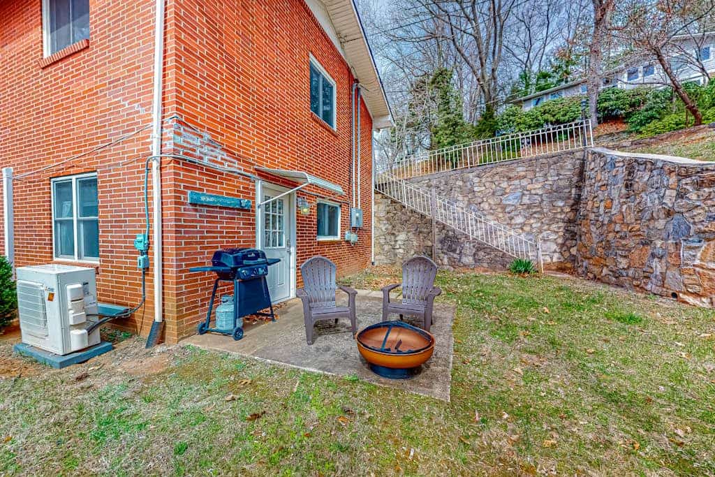 Remodeled mountain studio close to downtown with full kitchen, firepit, & patio