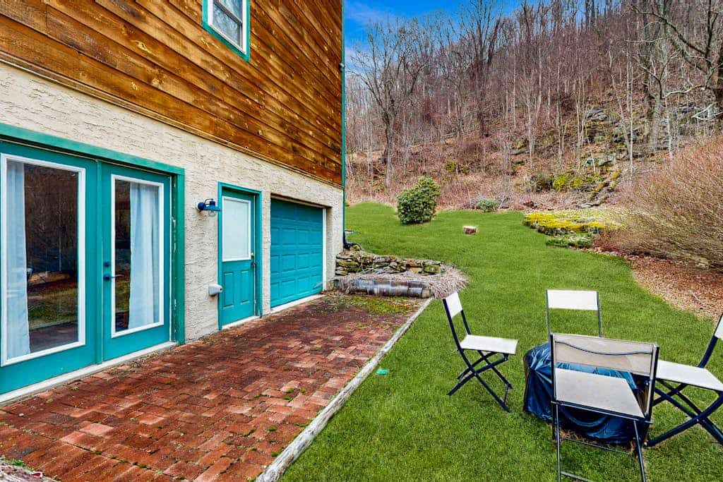 Serene mountain view home with wraparound deck, washer/dryer, & AC