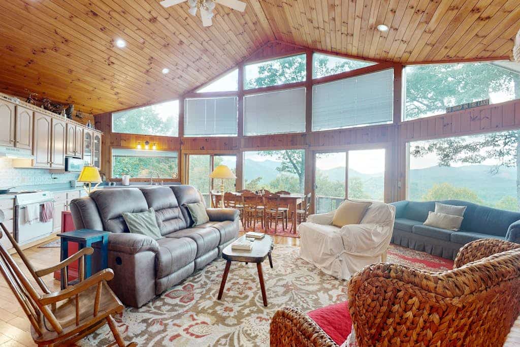Mountain view house with large deck and close to nature