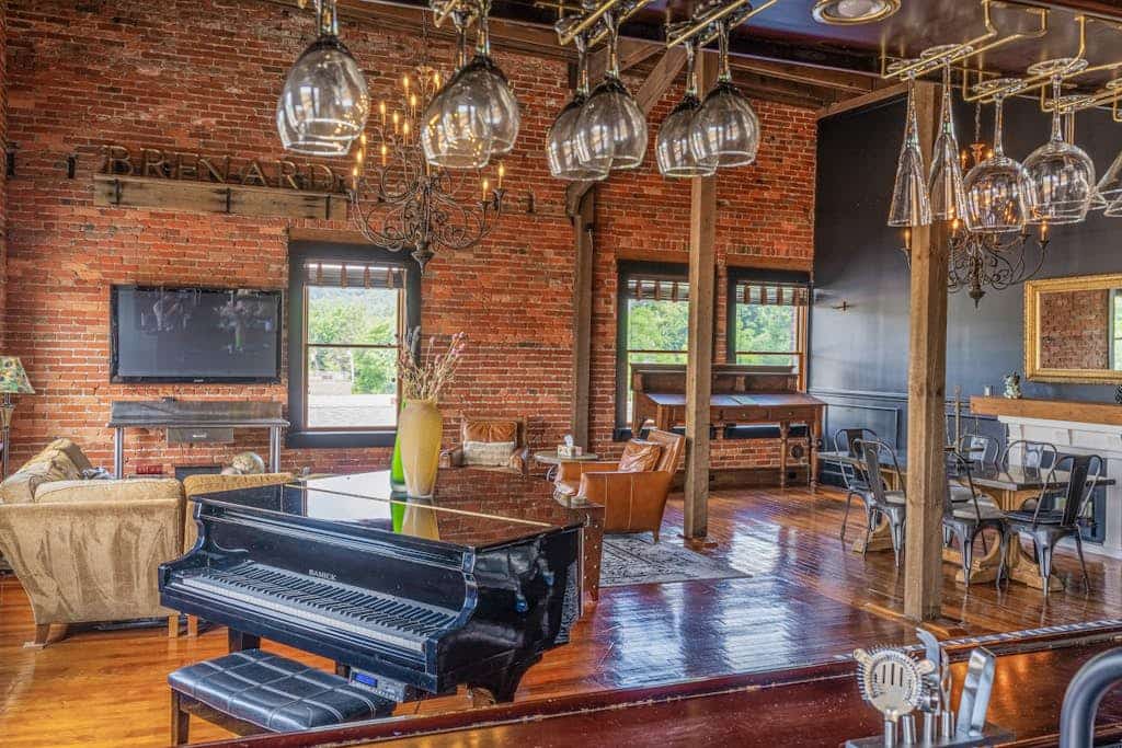 2000 sqft Historic Loft in Downtown Brevard - Near Waterfalls, Dining & More