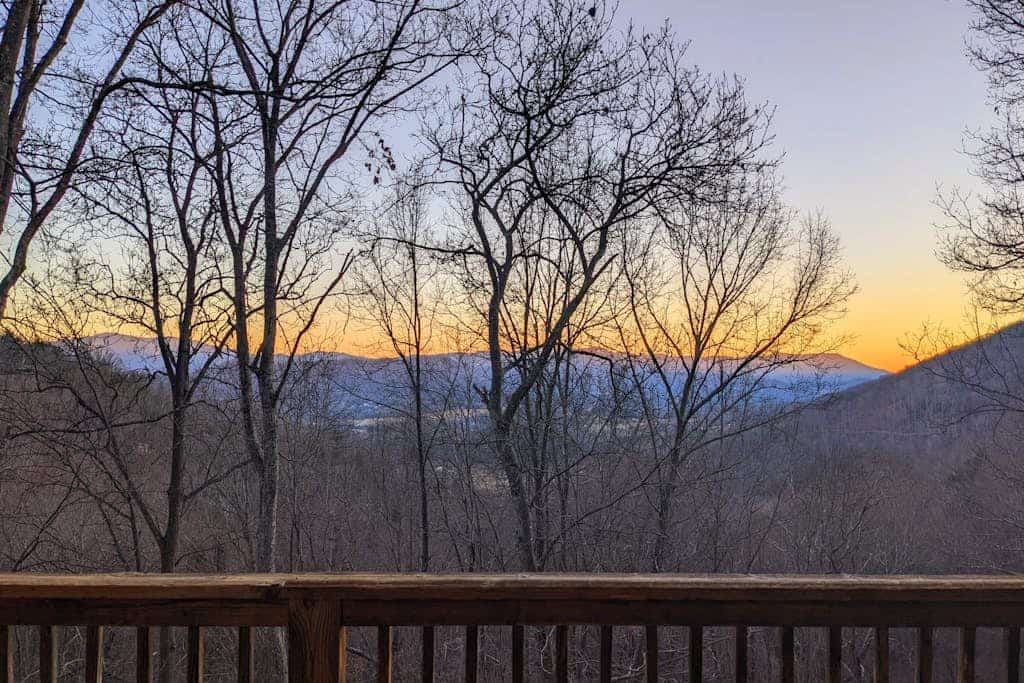 Private mountain hideaway with mountain views & large deck - close to Asheville