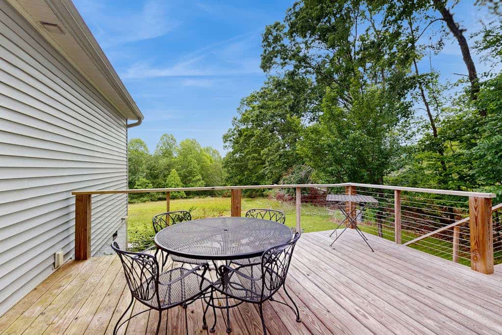Tranquil Dog- Friendly Riverfront Home with Fill Kitchen and WIFI