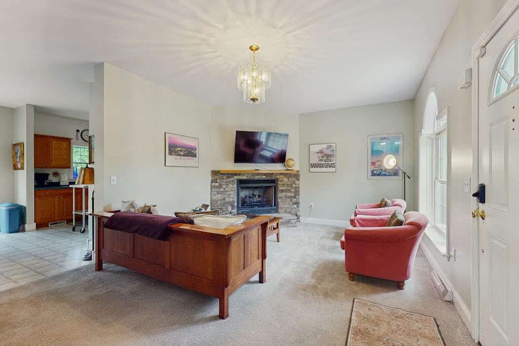 Tranquil Dog- Friendly Riverfront Home with Fill Kitchen and WIFI