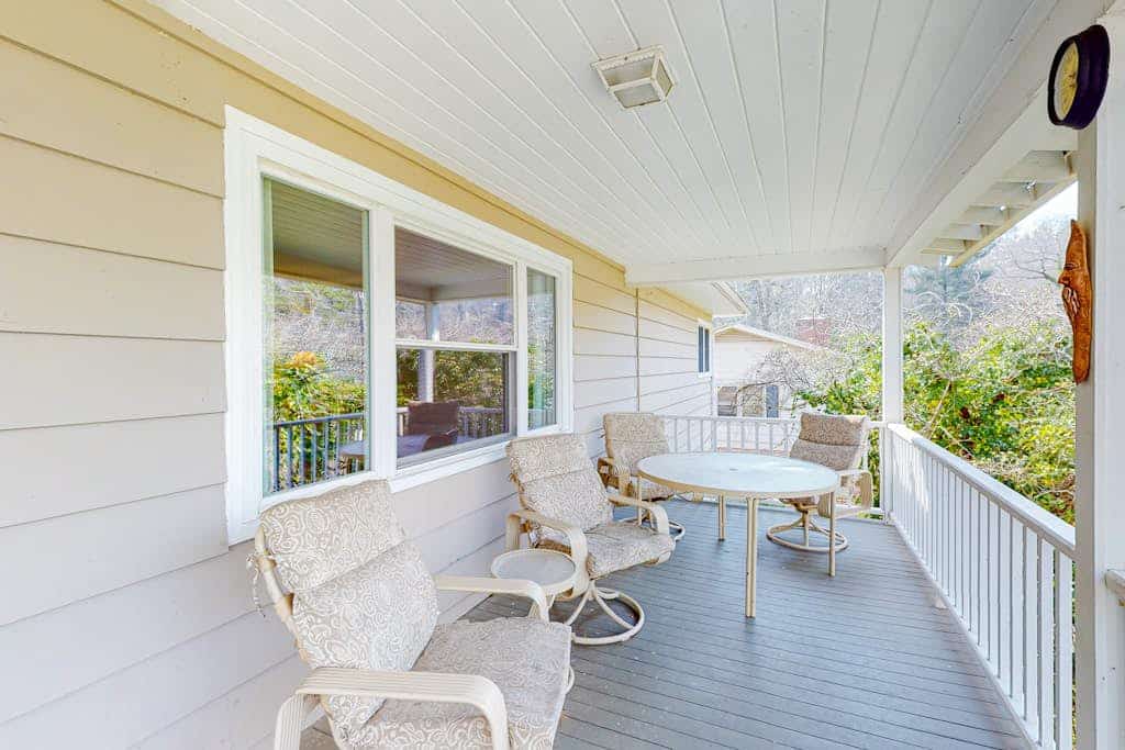 Friendly, spacious home with AC, washer/dryer, wood fireplace, & mountain view