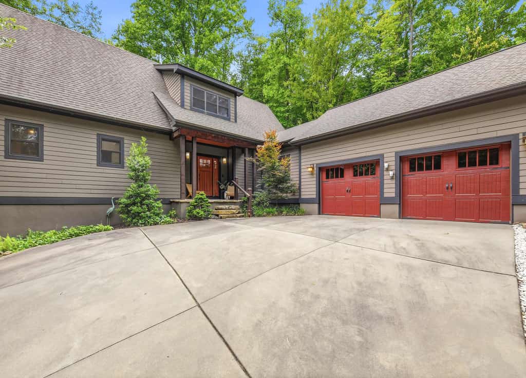 Charming house in Brevard with heated outdoor pool, tennis court, and a gym
