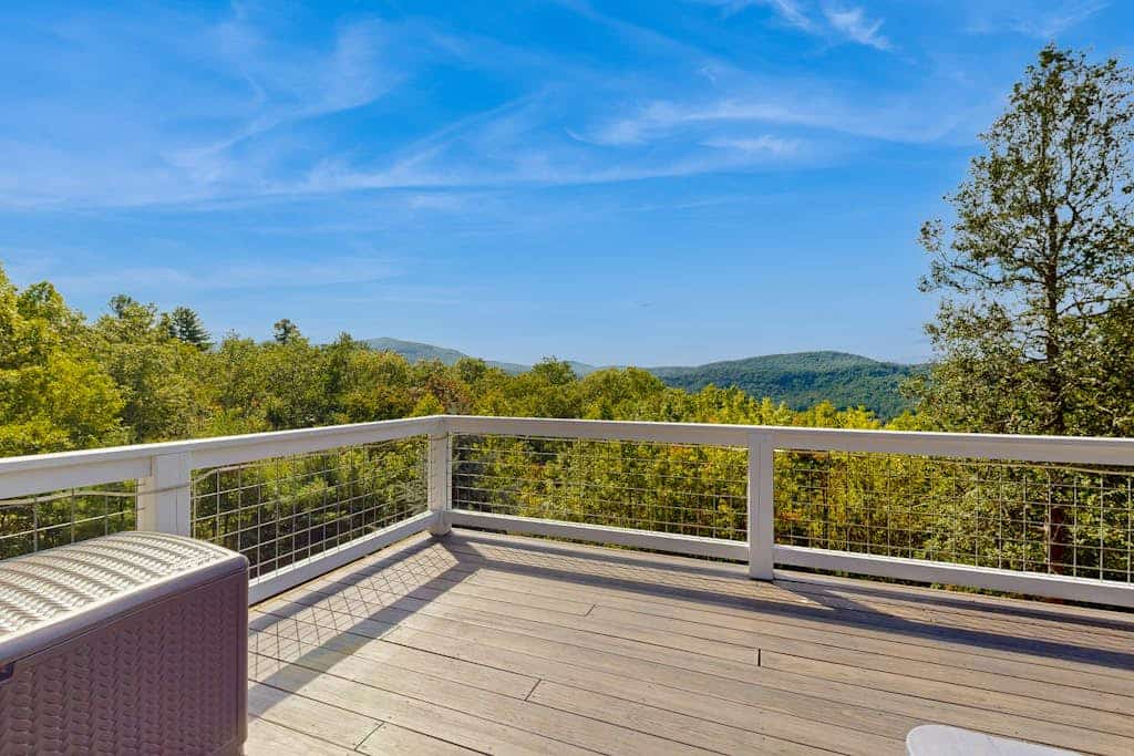 Charming 2 BR home with Stunning Views from outdoor deck
