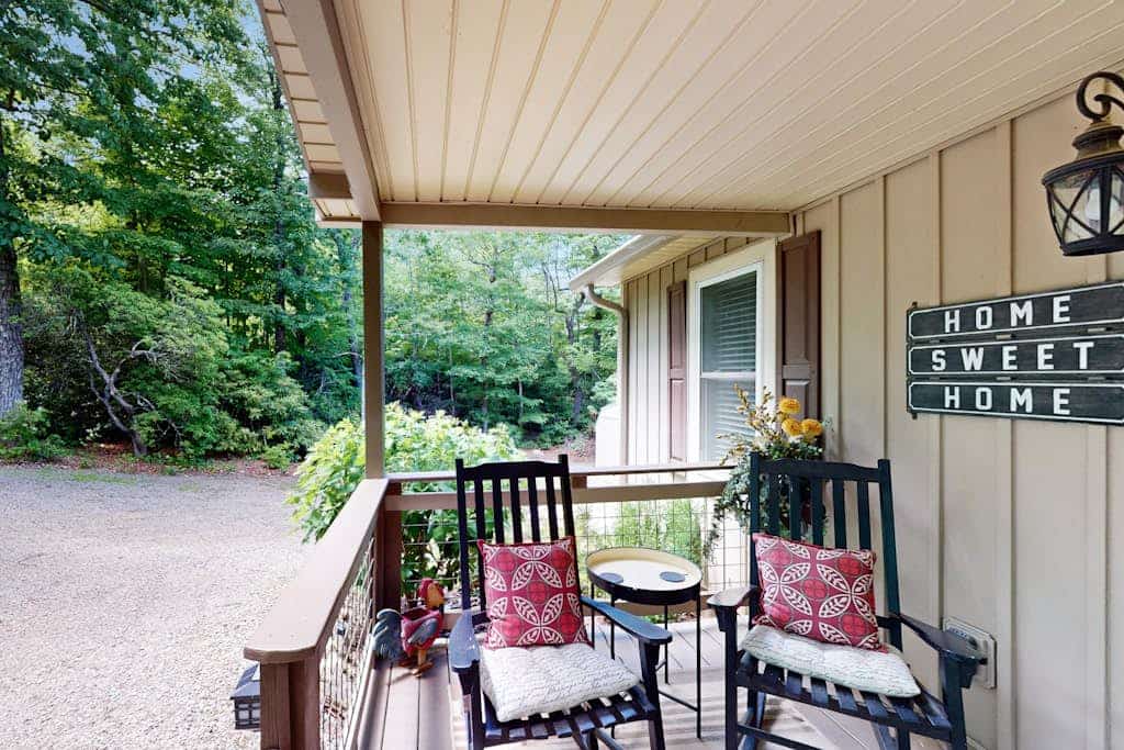 Enchanting new build with screened porch & gourmet kitchen - dog friendly
