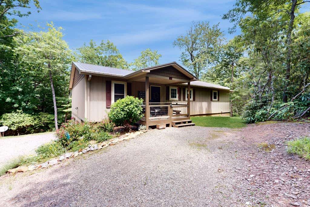 Enchanting new build with screened porch & gourmet kitchen - dog friendly