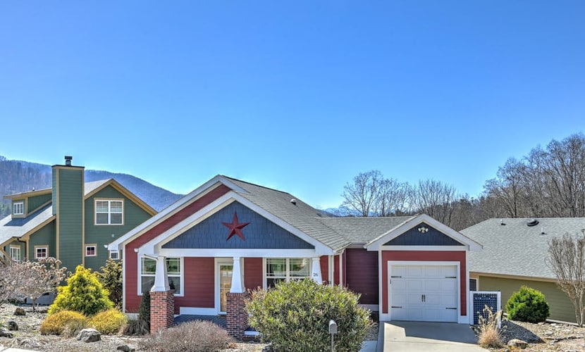 Mountain View Getaway Near Town with High-Speed WiFi and Private Balcony