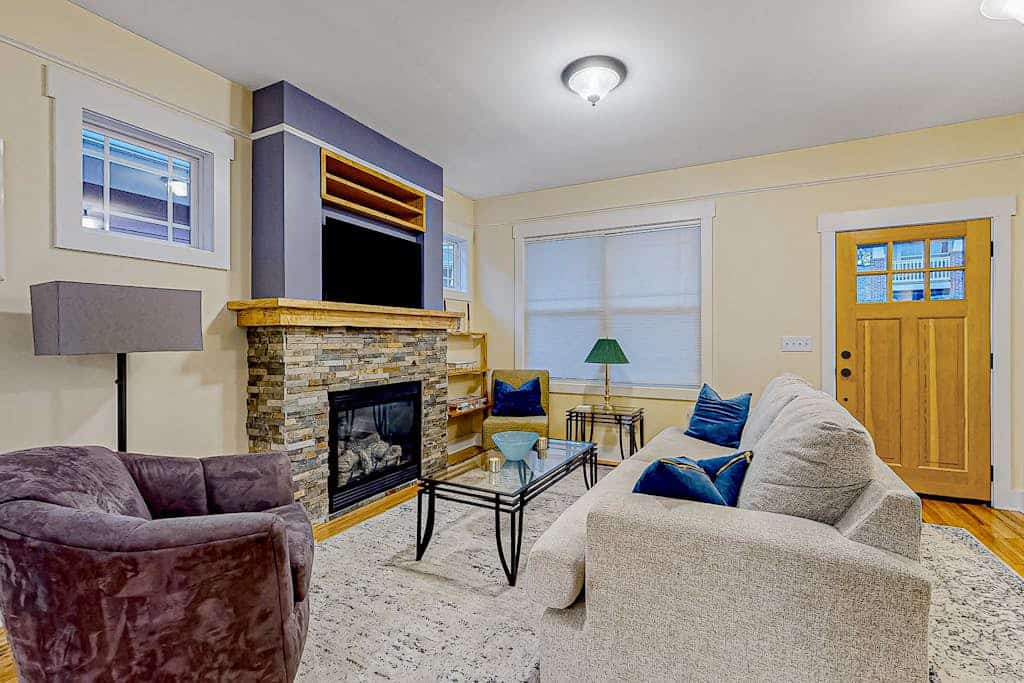 Mountain View Getaway Near Town with High-Speed WiFi and Private Balcony