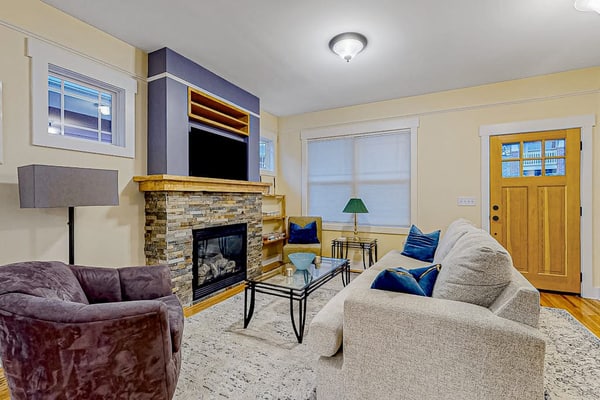 Mountain View Getaway Near Town with High-Speed WiFi and Private Balcony