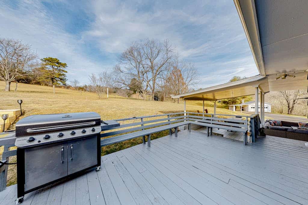 Sunlit Mountain-View Home w/ Fireplace, WiFi, Alfresco Living & Dining & W/D