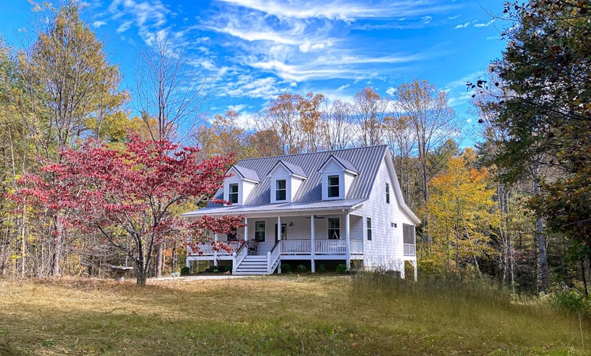 Quiet Mountain Cabin / 30 Acres / Hiking Trails / Porches / Fireplace / Firepit