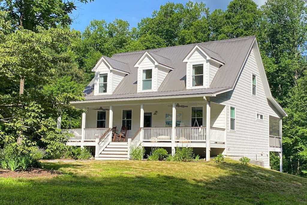 Quiet Mountain Cabin / 30 Acres / Hiking Trails / Porches / Fireplace / Firepit
