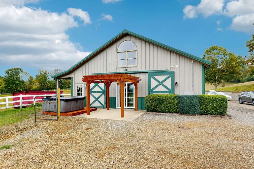 Charming Dog-friendly Home with Mountain Views, Full Kitchen & Hot tub