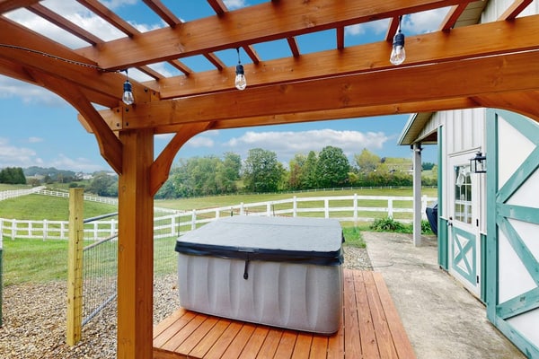 Charming Dog-friendly Home with Mountain Views, Full Kitchen & Hot tub