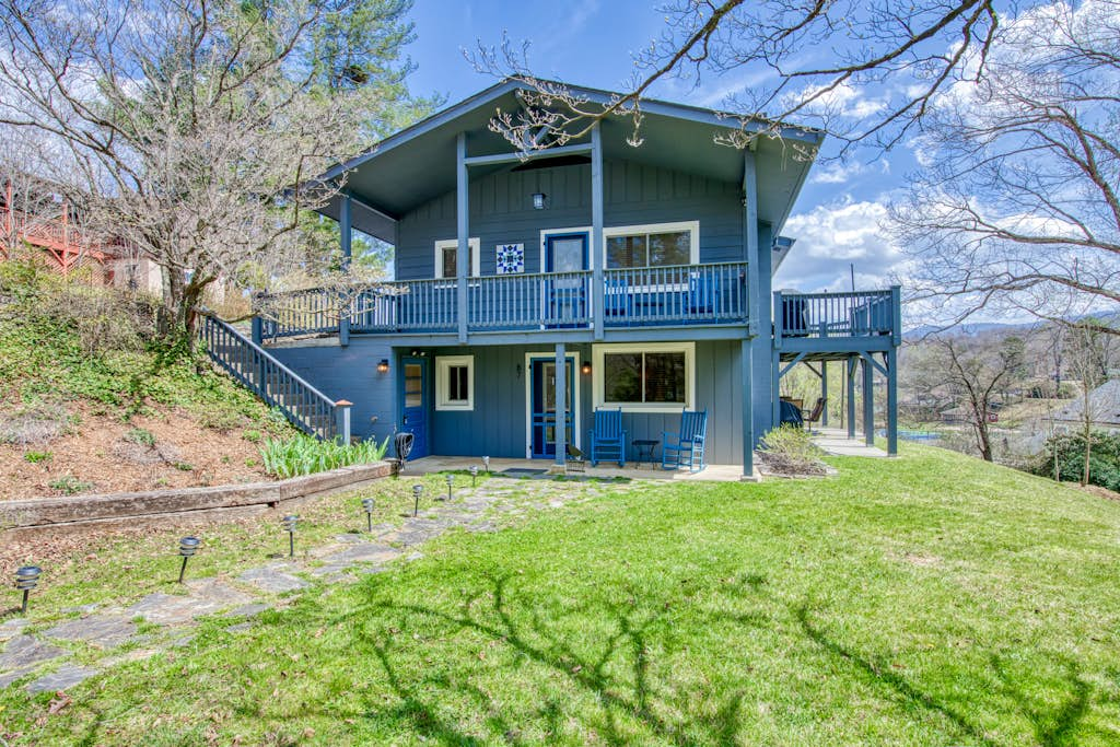 Serenity Hillside Lower Apartment