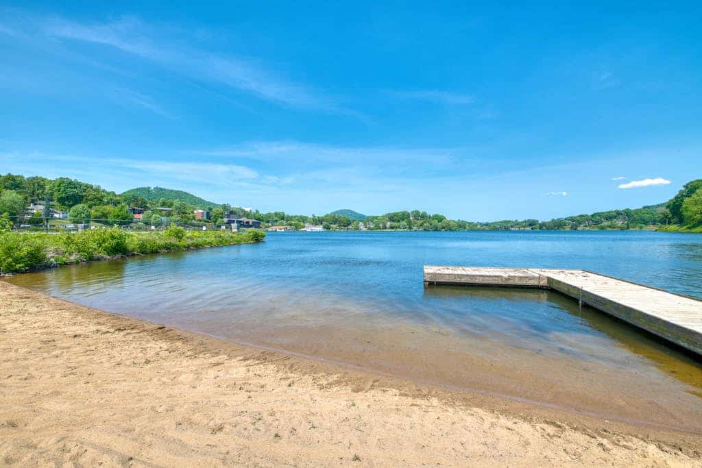 Lake Junaluska retreat with patio, new HVAC system, and free WiFi