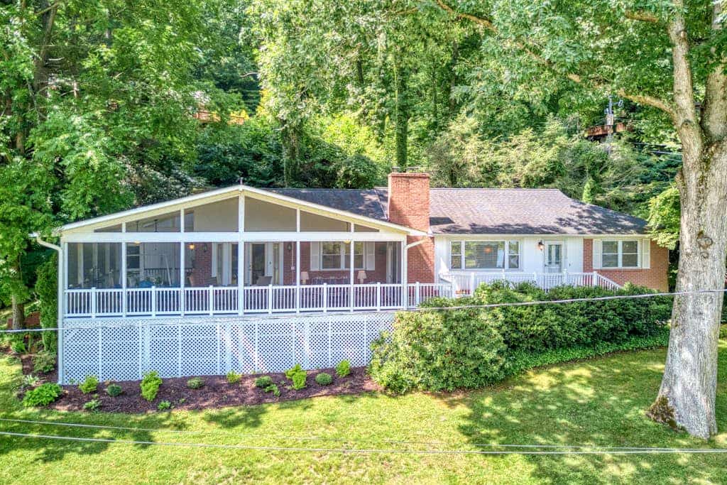 Lake Gem W/ Water Views, Free WiFi, Full Kitchen, Screened-In Deck & More
