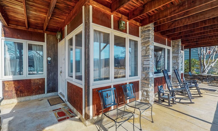 Casual Lake View Escape, Free WiFi, & a Full Kitchen