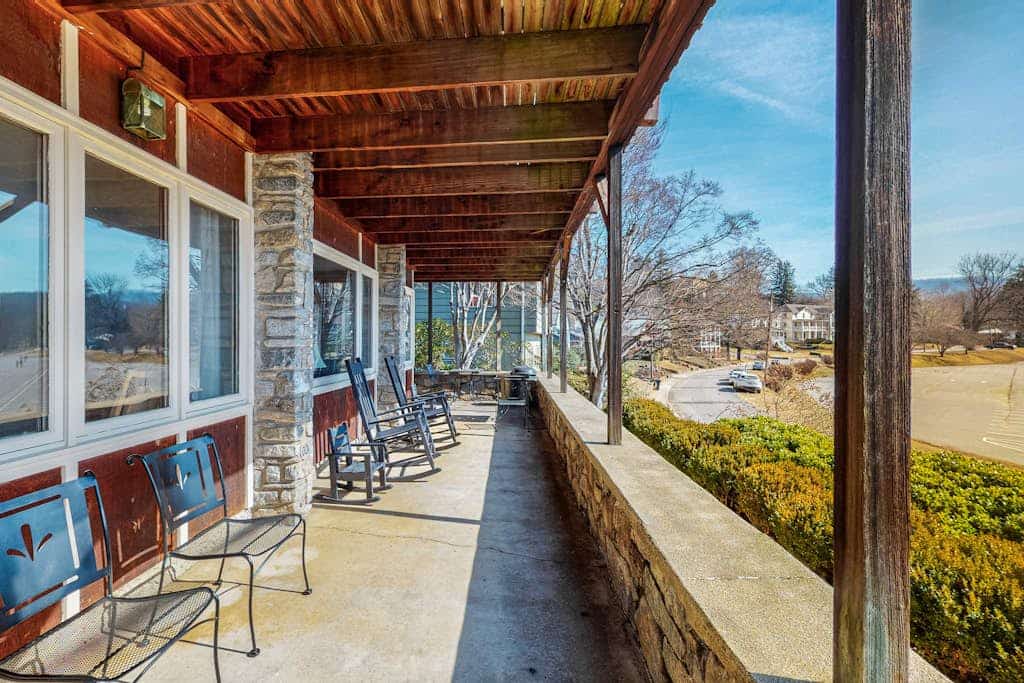 Casual Lake View Escape, Free WiFi, & a Full Kitchen