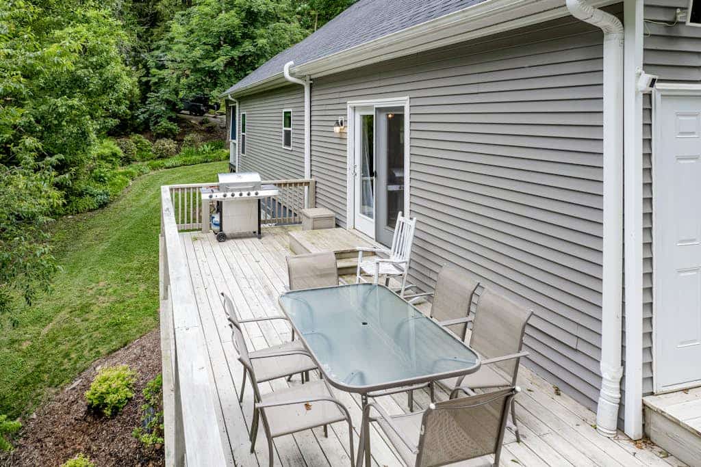 Secluded home with firepit, gas grill, deck, full kitchen, TV, & washer/dryer