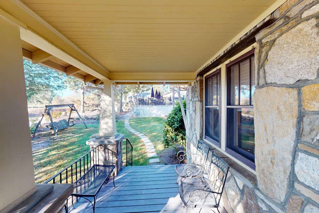 Classic cottage at Burntshirt Vineyards with 2 decks - steps from tasting room
