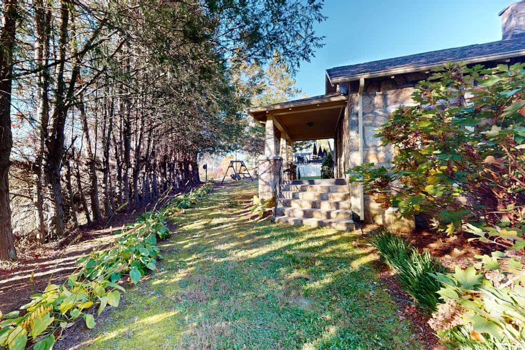 Classic cottage at Burntshirt Vineyards with 2 decks - steps from tasting room